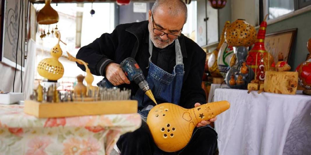 Amatörce başladı kendini geliştirdi: Su kabakları onun elinde şekil buluyor! 5